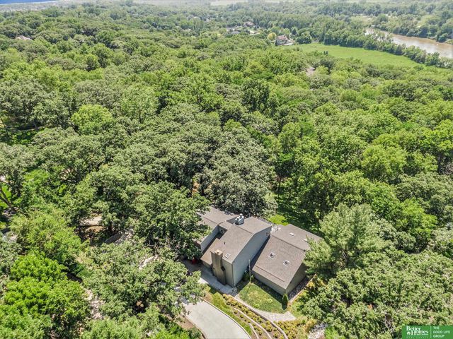 21811 Hillandale Drive, Elkhorn, NE 68022