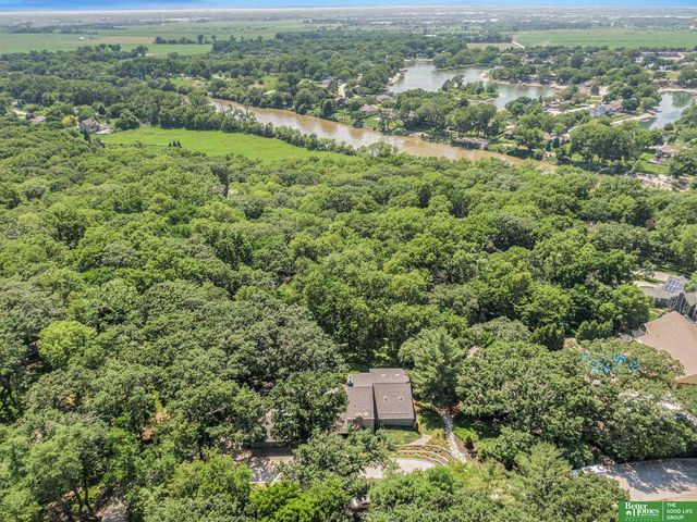 21811 Hillandale Drive, Elkhorn, NE 68022