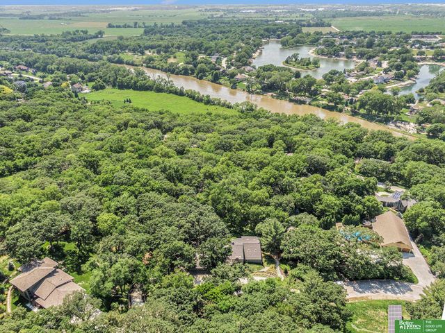 21811 Hillandale Drive, Elkhorn, NE 68022