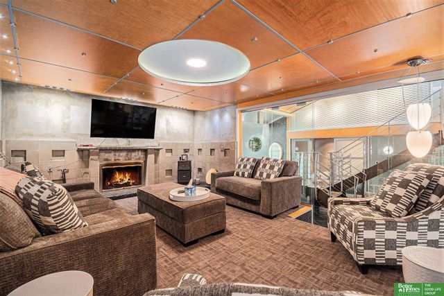 21811 Hillandale Drive, Elkhorn, NE 68022