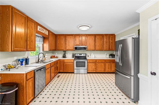 109 Knollwood Lane, King, NC 27021
