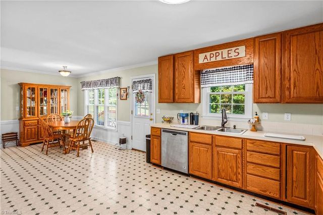 109 Knollwood Lane, King, NC 27021