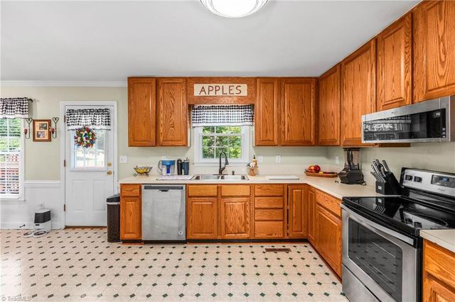 109 Knollwood Lane, King, NC 27021