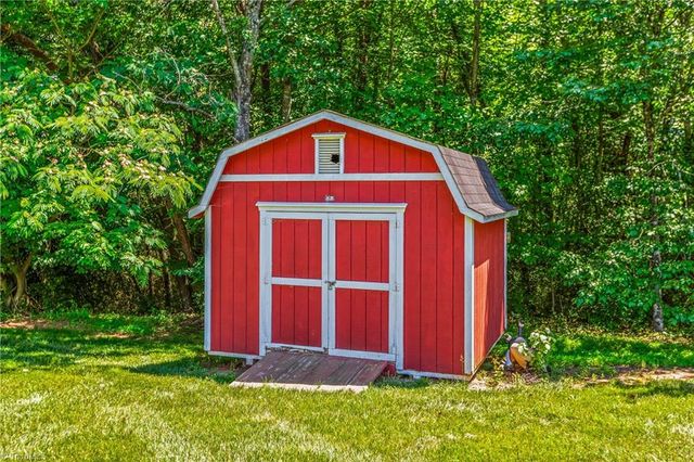109 Knollwood Lane, King, NC 27021