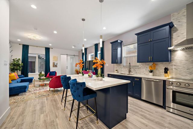207 E 38th Street A, Houston, TX 77018