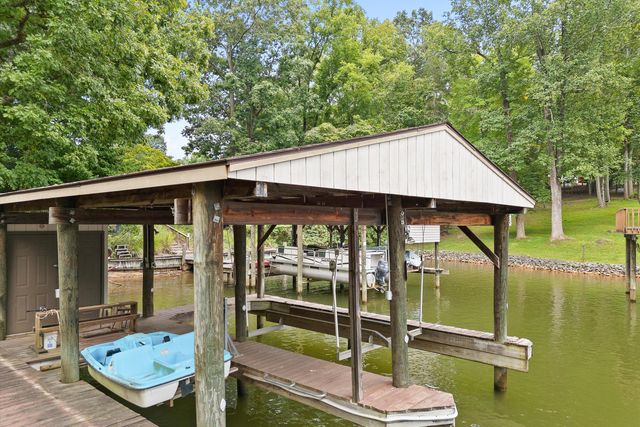 259 Brooks Point LN, Union Hall, VA 24176