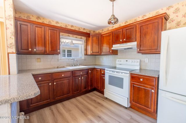 6 Bolans Court, Toms River, NJ 08757