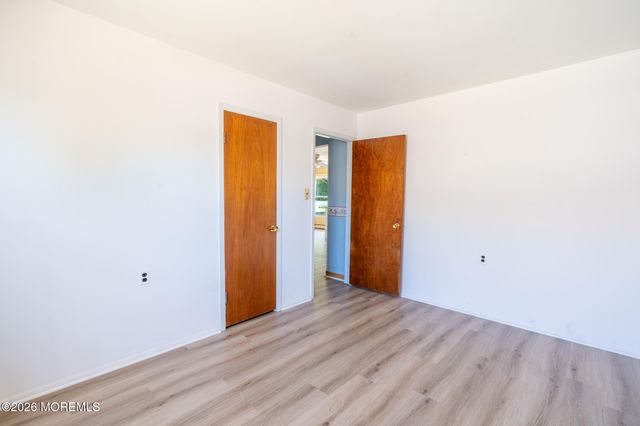 6 Bolans Court, Toms River, NJ 08757