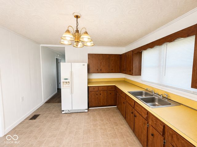 1016 E 29th Street, Anderson, IN 46016