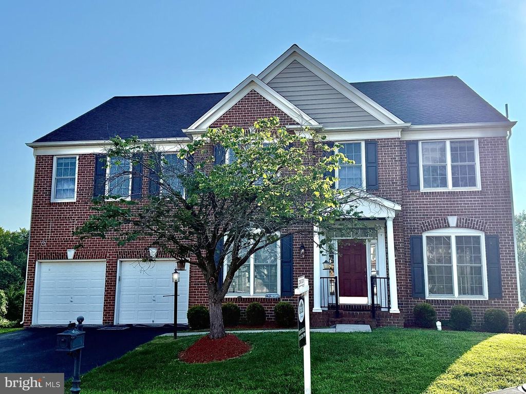 43844 CHURCHILL GLEN DR, Chantilly, VA 20152