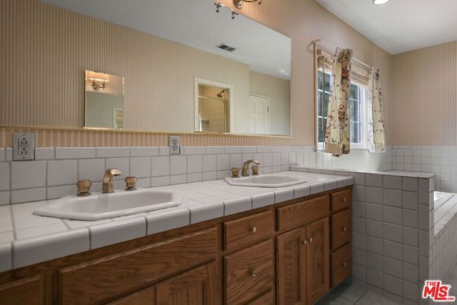 1229 Geneva Street, Glendale, CA 91207
