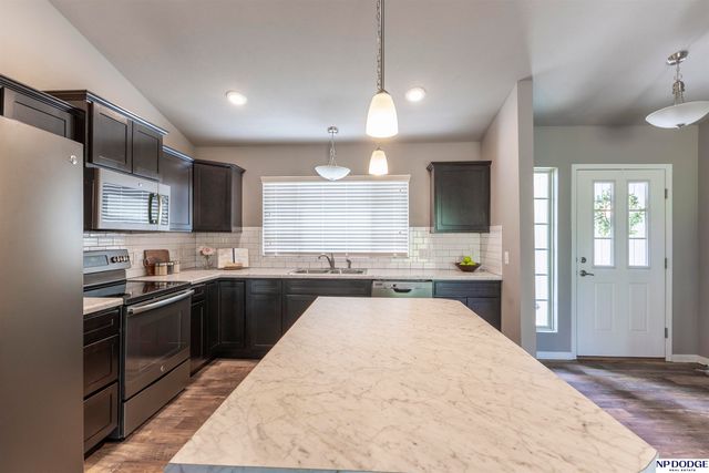 17570 Grand Avenue, Omaha, NE 68116