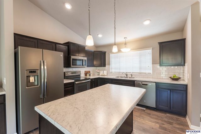 17570 Grand Avenue, Omaha, NE 68116