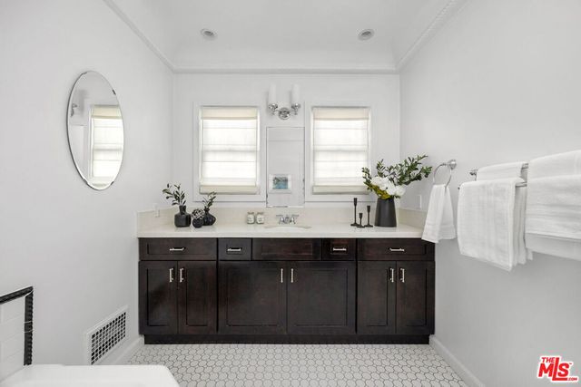 1663 S Genesee Avenue, Los Angeles, CA 90019