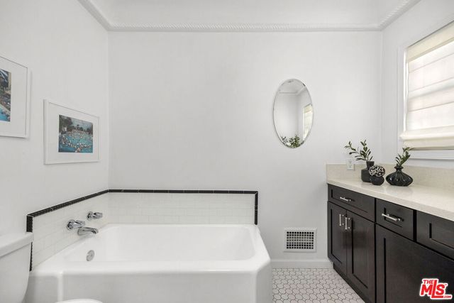 1663 S Genesee Avenue, Los Angeles, CA 90019