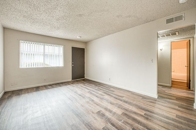 1426 Church St Apt O, Kingsburg, CA 93631