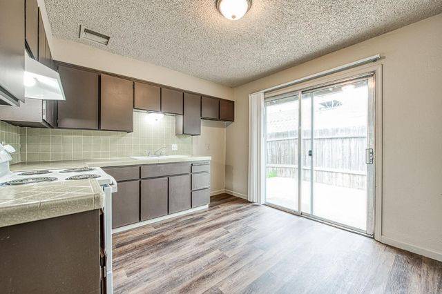 1426 Church St Apt O, Kingsburg, CA 93631