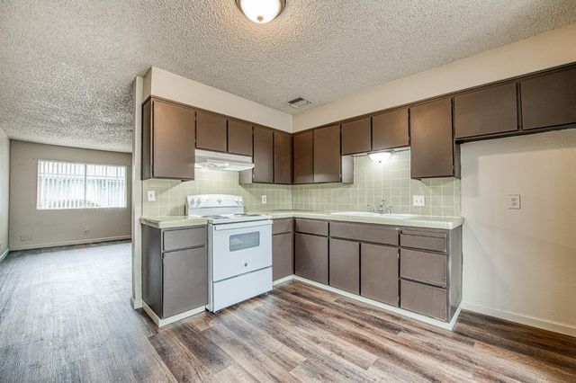 1426 Church St Apt O, Kingsburg, CA 93631