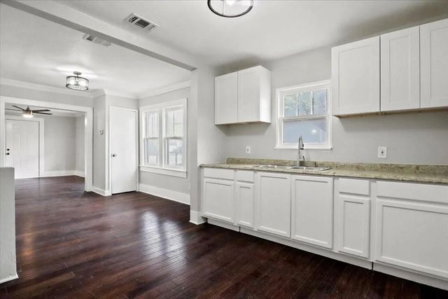 956 E Allen Avenue, Fort Worth, TX 76104