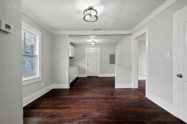 956 E Allen Avenue, Fort Worth, TX 76104