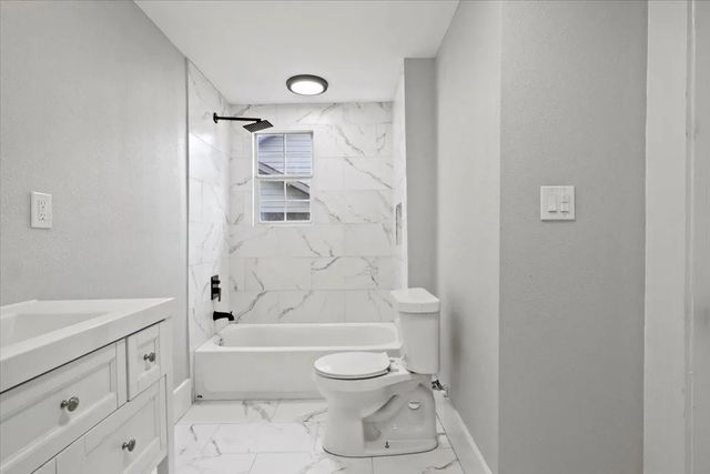 956 E Allen Avenue, Fort Worth, TX 76104