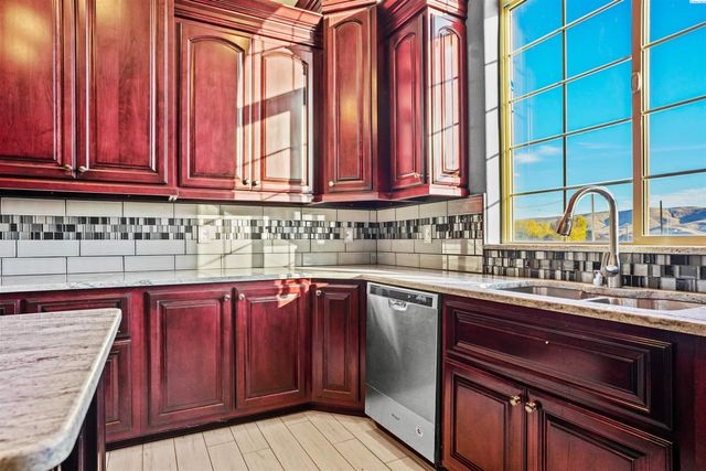 10002 N Wamba Rd, Prosser, WA 99350