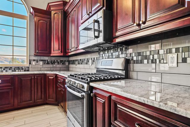 10002 N Wamba Rd, Prosser, WA 99350