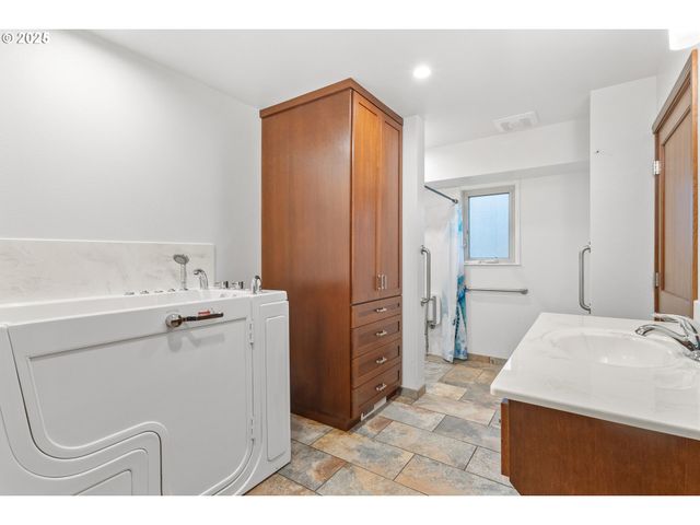 4241 Se NORTHRIDGE Dr, Milwaukie, OR 97222