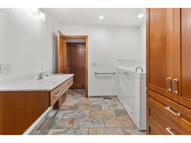 4241 Se NORTHRIDGE Dr, Milwaukie, OR 97222