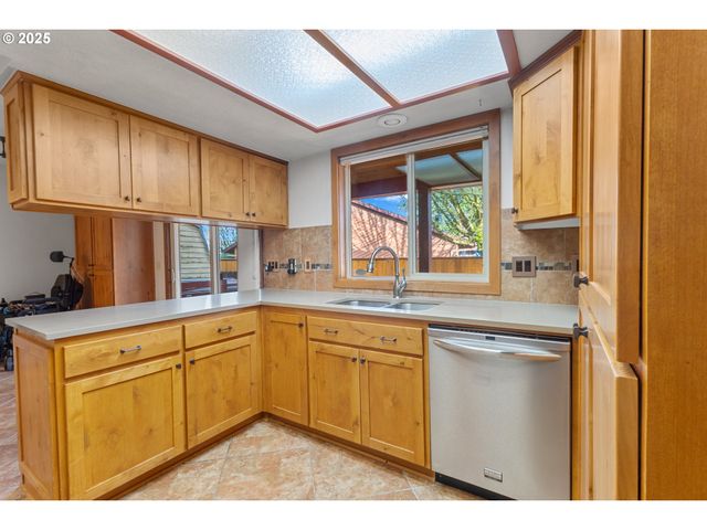 4241 Se NORTHRIDGE Dr, Milwaukie, OR 97222