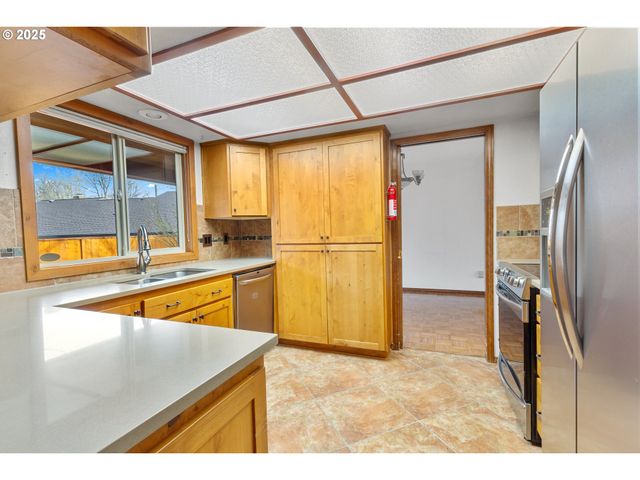 4241 Se NORTHRIDGE Dr, Milwaukie, OR 97222