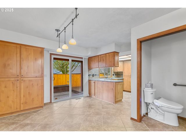 4241 Se NORTHRIDGE Dr, Milwaukie, OR 97222