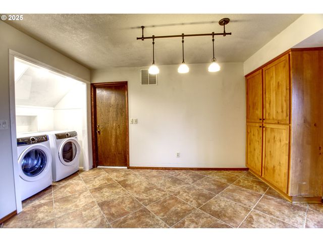 4241 Se NORTHRIDGE Dr, Milwaukie, OR 97222