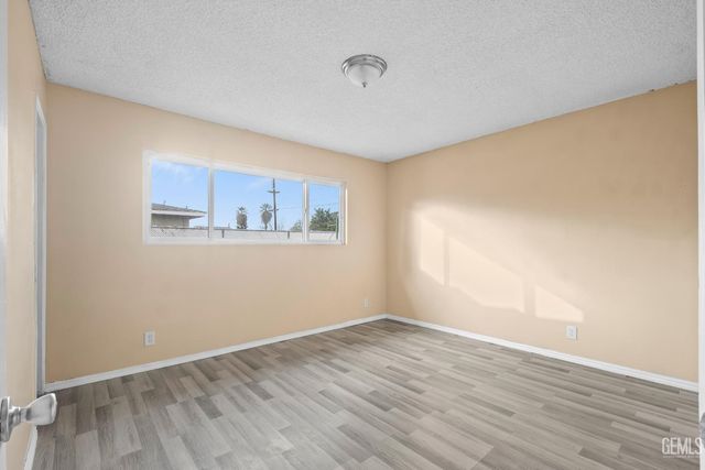 1320 White Lane, Bakersfield, CA 93307