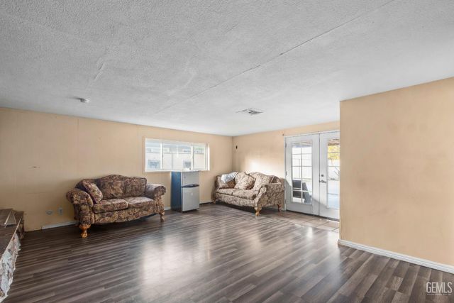 1320 White Lane, Bakersfield, CA 93307