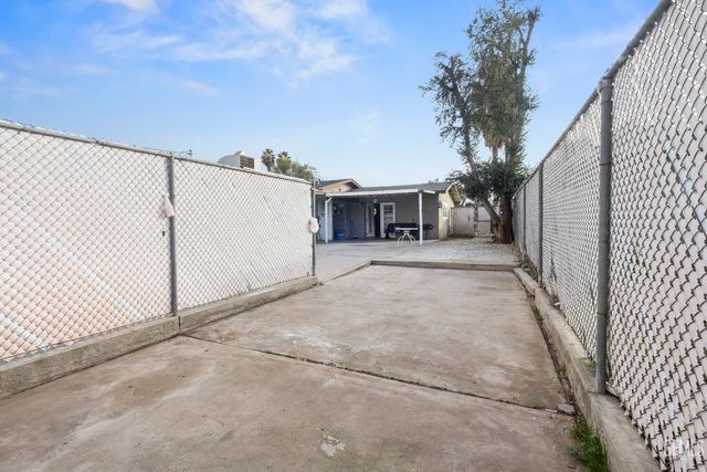 1320 White Lane, Bakersfield, CA 93307