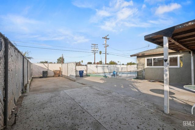 1320 White Lane, Bakersfield, CA 93307