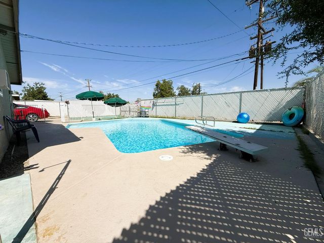 1320 White Lane, Bakersfield, CA 93307