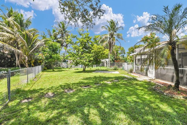 3930 NW 79th Way, Davie, FL 33024