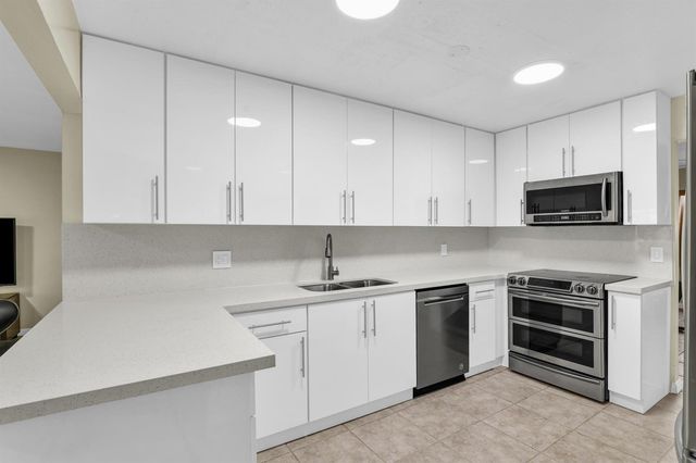 3930 NW 79th Way, Davie, FL 33024