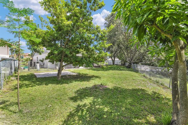 3930 NW 79th Way, Davie, FL 33024