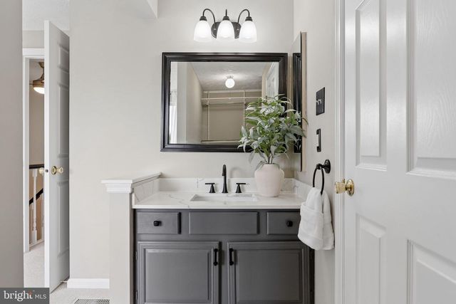 6033 HYDRANGEA DR, Alexandria, VA 22310