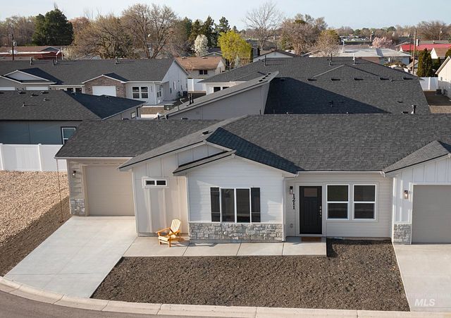 1211 Phillips Circle, Ontario, OR 97914
