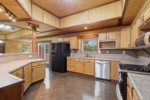 171 Inwood, Poteet, TX 78065