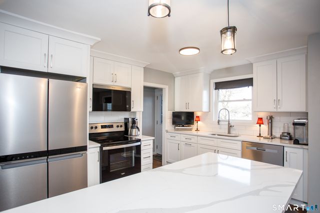 18 Richards Grove Road, Waterford, CT 06375