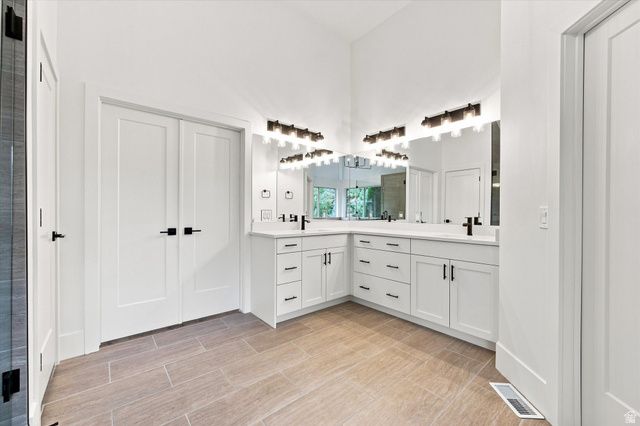 8921 S SOMERTON CIR, Sandy, UT 84093
