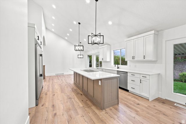 8921 S SOMERTON CIR, Sandy, UT 84093