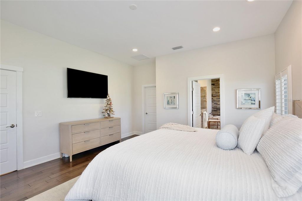 Image 35 of property listing at 210 N RIVERSIDE DRIVE, Edgewater, FL 32132