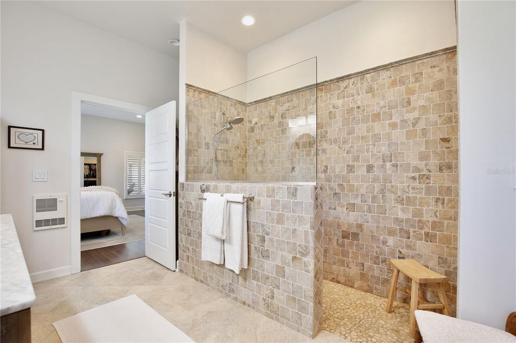 Image 37 of property listing at 210 N RIVERSIDE DRIVE, Edgewater, FL 32132