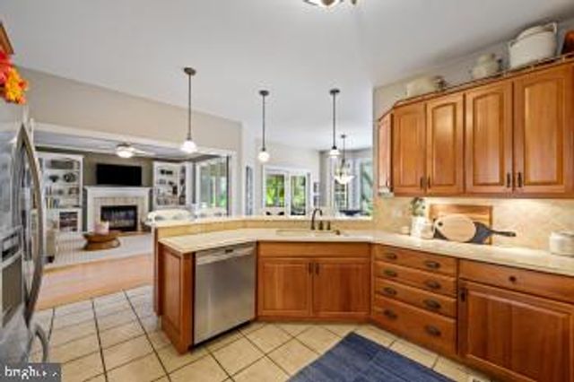 1096 COUNTRY CLUB RD, Camp Hill, PA 17011